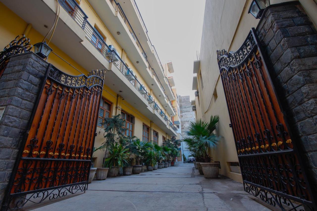 Peepal Tree Residency Near Max Hospital Saket Bed & Breakfast New Delhi Bagian luar foto